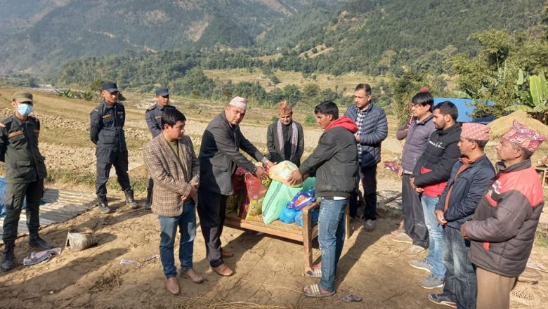 अग्निपीडित खड्कालाई गाउँपालिका र वडाबाट राहत प्रदान