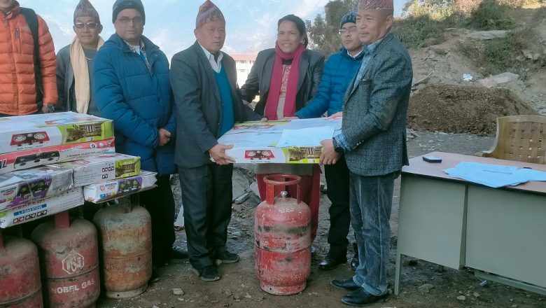 केपिलासगढीद्वारा विद्यालयलाई ग्याँस सिलिन्डर र चुल्हो वितरण