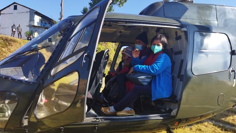 खोटाङमा समय अगावै सुत्केरी व्यथाले गम्भीर बनेकी एक महिलाको हेलिकोप्टरबाट उद्धार