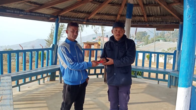 प्रहरीटोलीले भेट्टाएको मोबाइलफोन सम्बन्धित ब्यक्तिलाई बुझायो