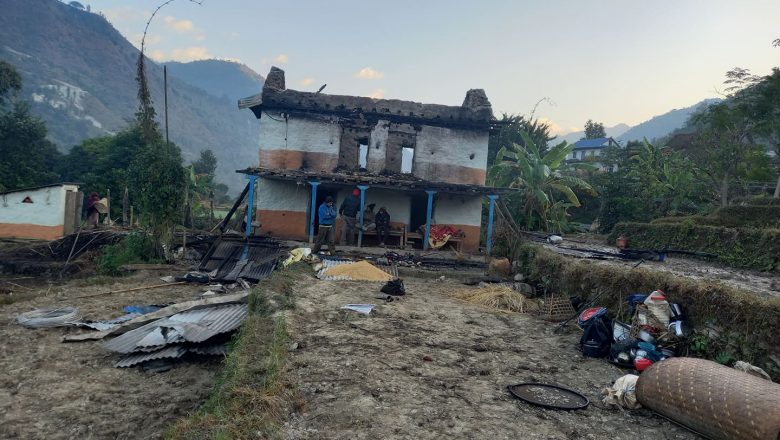 विद्युत सर्ट भएर हौँचुरमा एक घरमा आगोलागि