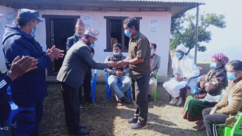 कुकुरले टोकेर घाइते बनाएका विद्यार्थीलाई सल्ले वडा कार्यलयको आर्थिक सहयोग