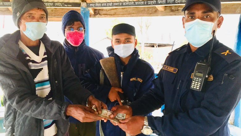 प्रहरीको सहायतामा नेपालीले पाए हराएको ८ हजार नगद