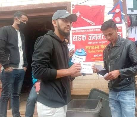 एमसीसीबारे खोटाङमा सडक जनमत संग्रह