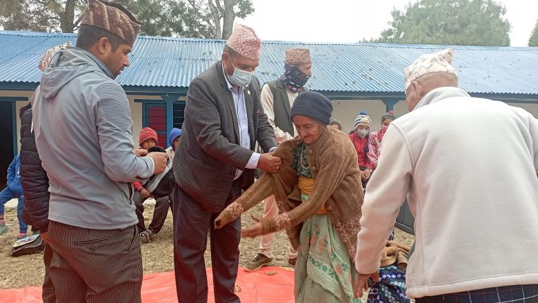 दुवेकोलका वृद्धवृद्धालाई निःशुल्क न्यानो कपडा र विद्यार्थीलाई पोशाक