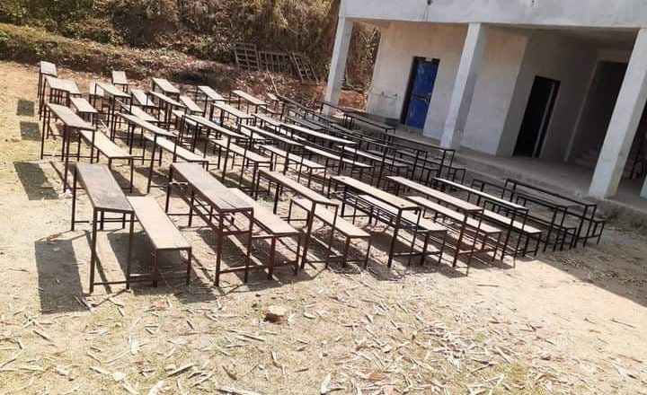 शारदा मावि हौँचुरलाई २ लाख बढीको फर्निचर निशुल्क प्राप्त