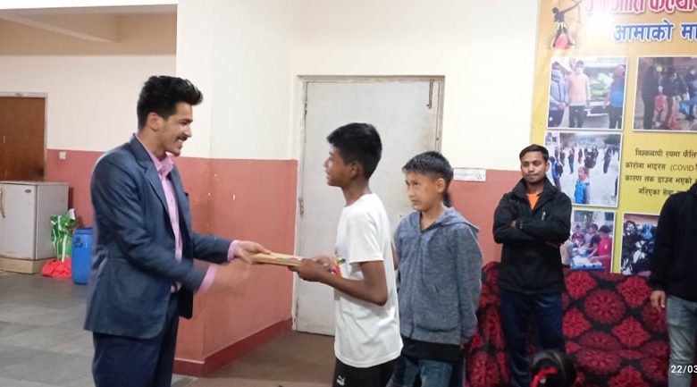 जन्मदिनको अवसरमा पत्रकार वनले गरे अनाथ बालबालिकालाई शैक्षिक सामग्री सहयोग