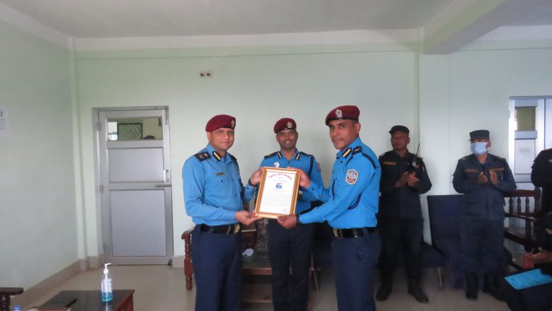 हलेसी प्रहरी प्रमुख कार्की फागुन महिनाको उत्कृष्ट प्रहरी घोषित