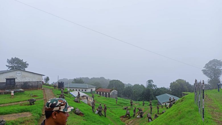 गोरखनाथ गण मुडे ब्यारेकमा ३ सय बढी फलफुलका बिरुवा रोपिए