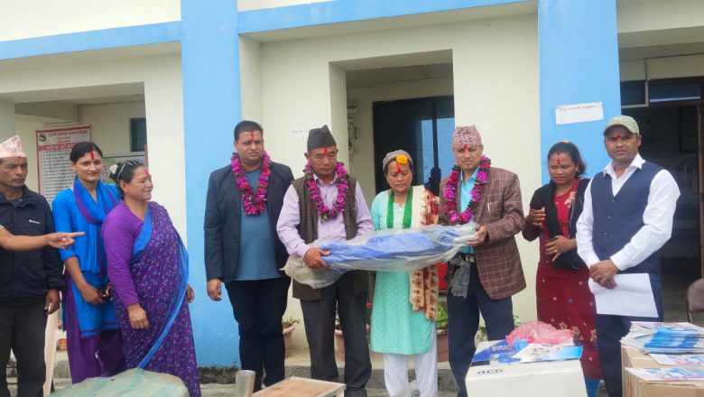 जिल्ला स्वास्थ्य कार्यालयलद्धारा च्यास्मिटार स्वास्थ्य चौकीलाई २ लाखको सामग्री