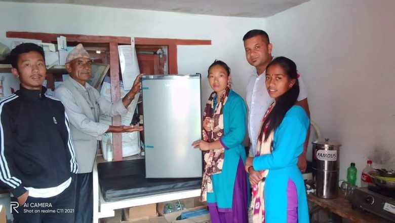 हौँचुर स्वास्थ्य चौकीलाई परदेशी युवाहरुको फ्रीज र बेड उपहार