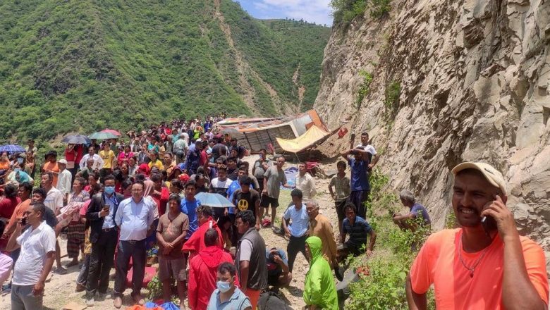 रामेछापमा बस दुर्घटना हुँदा १३ जनाको मृत्यु