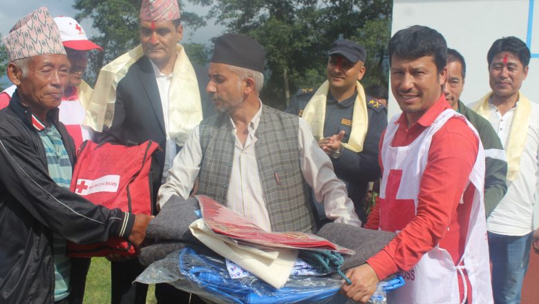 जालपाका पहिरो पीडितलाई रेडक्रसको राहत, नगरले प्रत्येक परिवारलाई २० हजार दिने