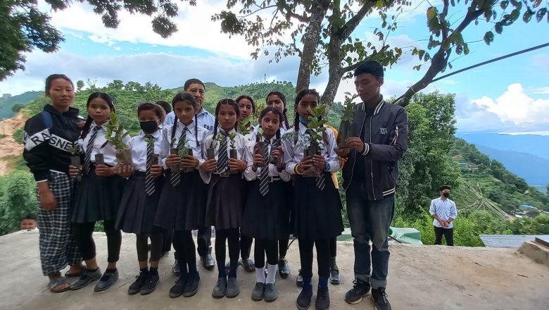 विद्यालय हरियाली बनाउन विद्यार्थीहरु वृक्षारोपण गर्दै
