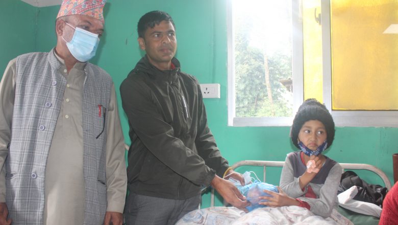 नेपाल निजामती कर्मचारी युनियनको स्थापना दिवसमा बिरामीलाई फलफुल