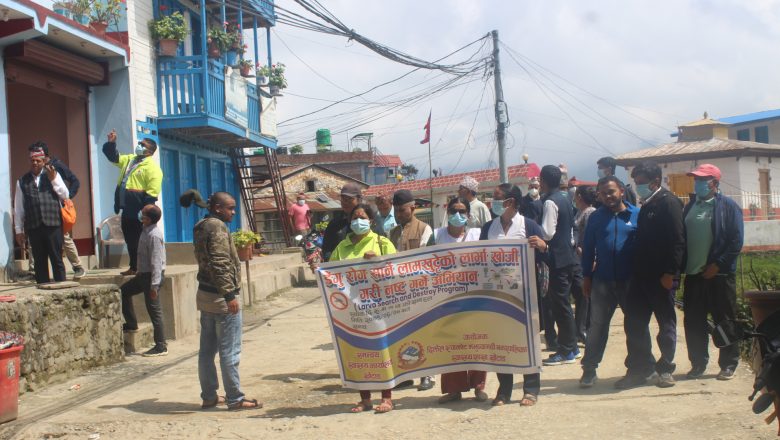 दिक्तेल नगरको अभियान : डेंगुबाट बच्न लामखुट्टेको लार्भा खोज्दै नष्ट गर्दै