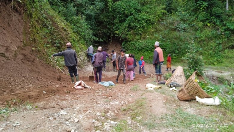 खार्मीका स्थानीय आफै उत्रिय सडक मर्मत गर्न