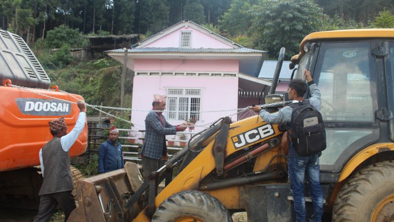 काम नसकी ठेकेदार अन्तै जान खोजेपछि नगरपालिकाद्धारा मेशिन तालाबन्दी