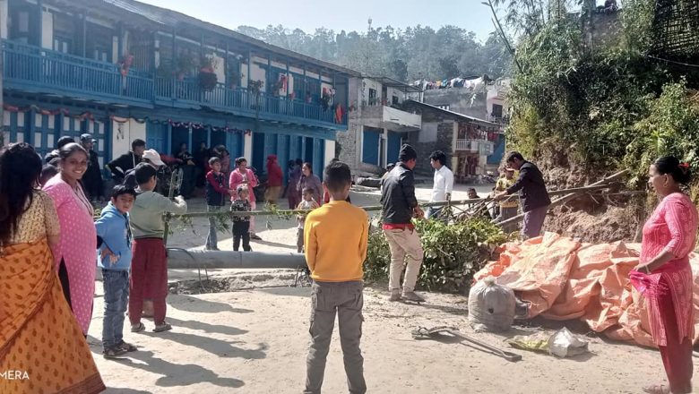 ढल फुटेर दुर्घटनाको जोखिम भएको भन्दै स्थानीयले गरे सडक बन्द