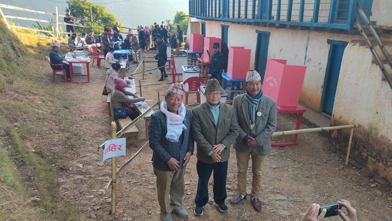 प्रदेशसभा सदस्यका तीन उम्मेदवारले गरे एउटै मतदान केन्द्रबाट मतदान