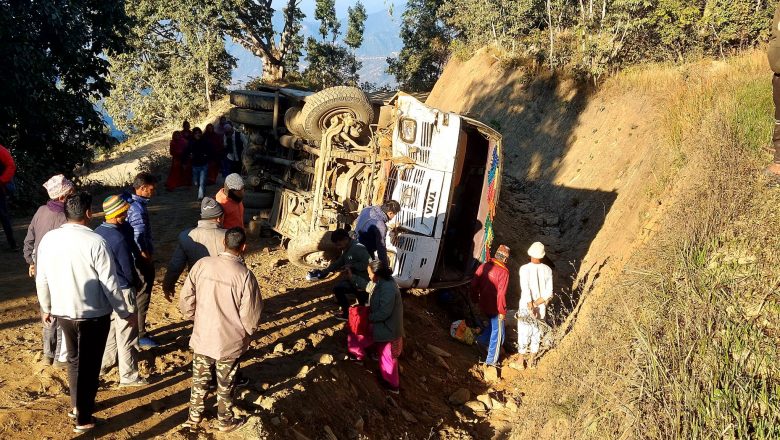 मात्तिमबाट दिक्तेल आउदै गरेको बस दुर्घटना, चार जना घाईते