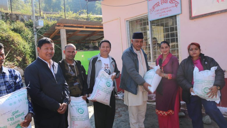 रावा बेसी : खाने तेलमा आत्मनिर्भर बन्न कृषकलाई तोरीको बिउ वितरण