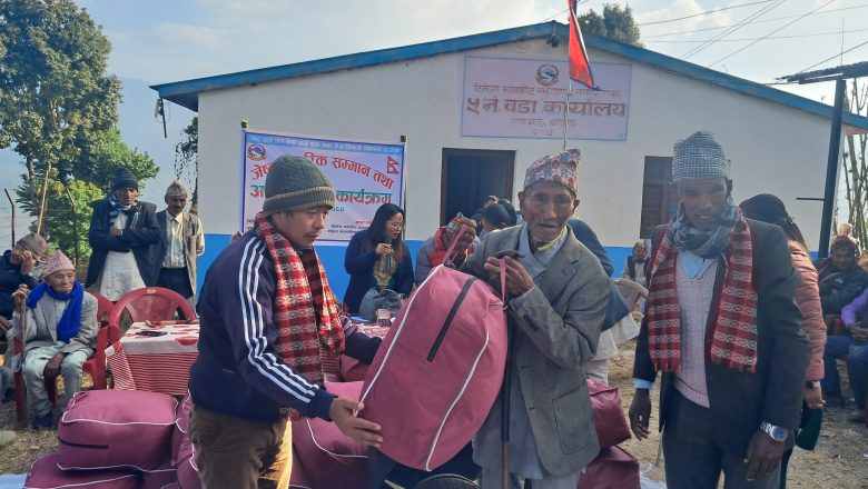 लफ्याङका ५० जना बृद्धबृद्धालाई नगरले दियो फाइबरको सिरक