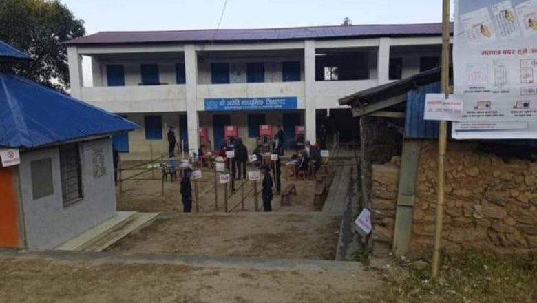 खोटाङ : प्रधानाध्यापकले लापरबाही गरेको भन्दै विद्यार्थीले लगाए ताला