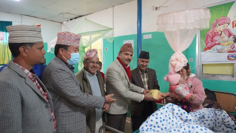 बिरामीलाई फलफुल दिएर मनाइयो प्रेस चौतारी खोटाङको स्थापना दिवस