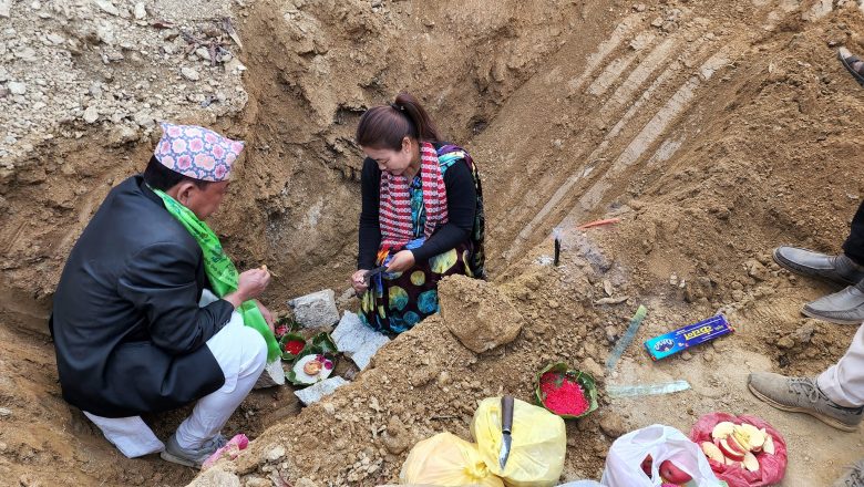 हलेसी तुवाचुङको ग्रामीण सडक कालोपत्रे गर्न शिलान्यास