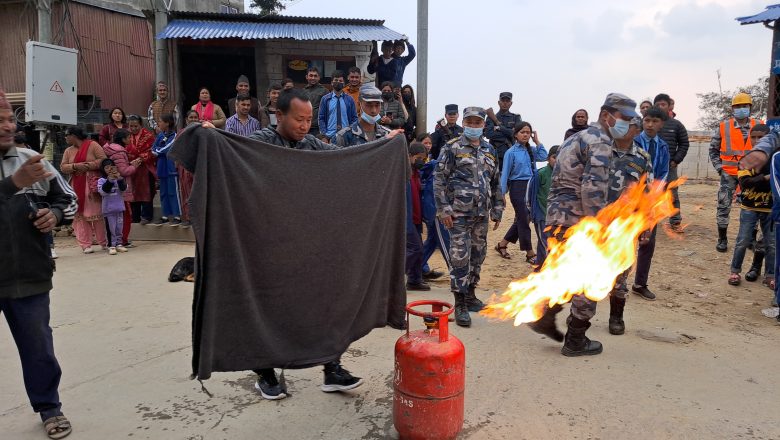 ग्याँस सिलिण्डरबाट सुरु भएको आगो निभाउन दिक्तेल बजारमा अभ्यास प्रदर्शन