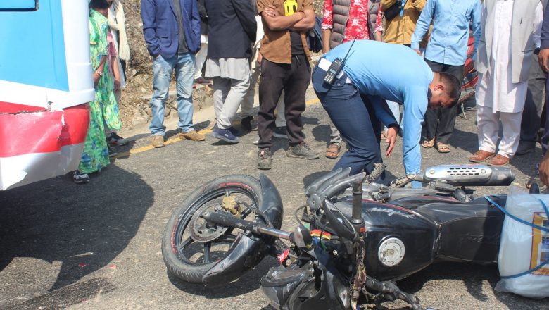 खोटाङमा बस र मोटरसाइकल ठोक्किदा मोटरसाईकल चालक गम्भीर, उपचारका लागि काठमाडौं लगियो
