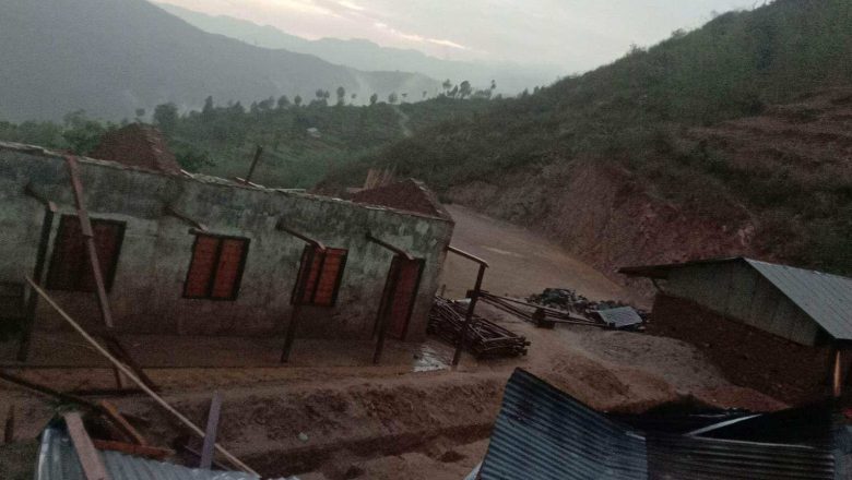 हावाहुरीले खोटाङको एक विद्यालय र ५ घरको छाना तथा बरण्डा उडायो