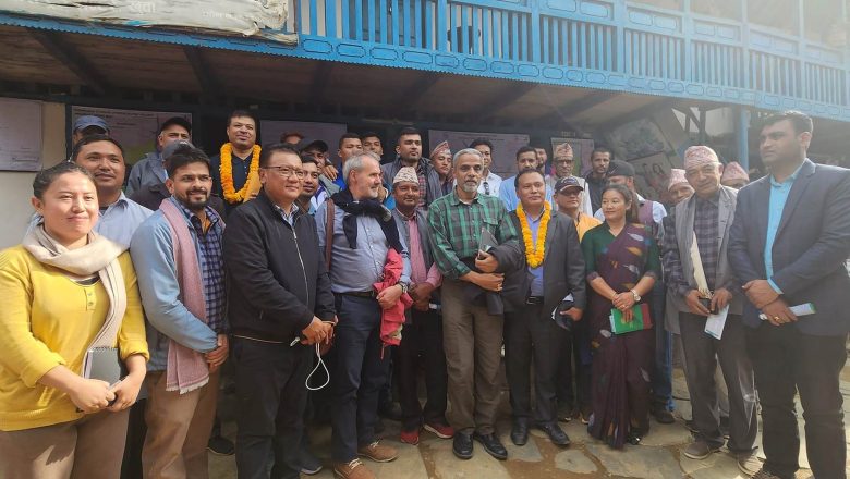 कुलमान घिसिङ र एडिबी प्रतिनिधि दूधकोशी जलविद्युत् आयोजना स्थल रभुँवामा