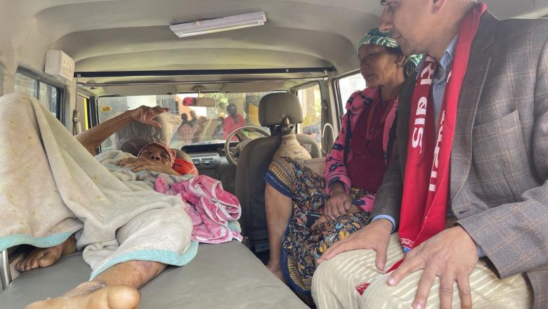 उपचार गर्न नसकेर थलिएका लफ्याङका जयकृष्णलाई नगरले लग्यो अस्पताल