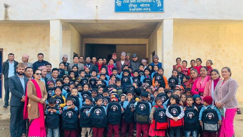 सामुदायिक विद्यालयका ३५१ जना विद्यार्थीलाई झोला वितरण