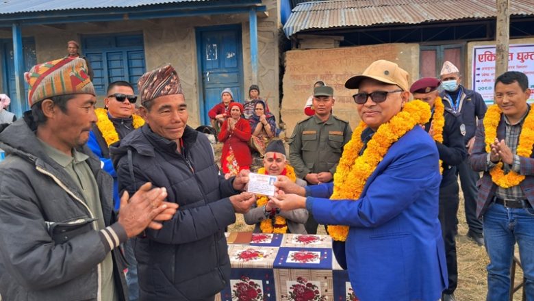 वडामै पुगेर अपाङ्गता र जेष्ठ नागरिक परिचयपत्र वितरण, नागरिकताकालागि कागजपत्र संकलन