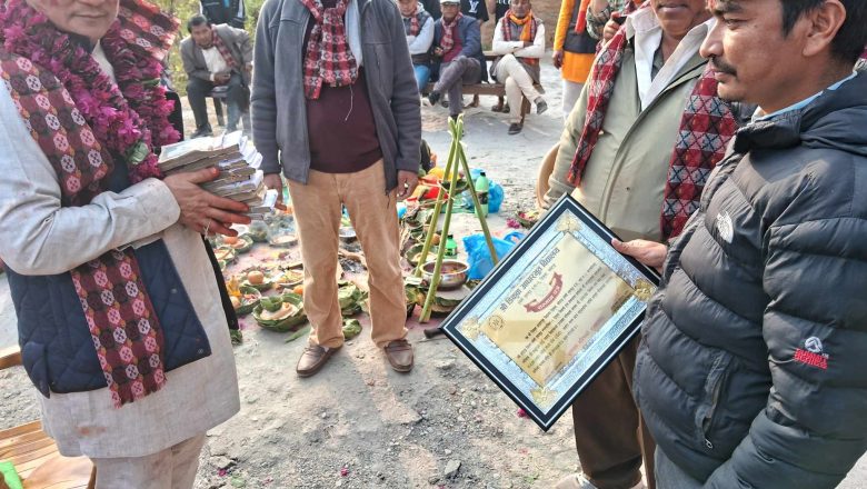 विदेशबाट आएर जसले गाउँको विद्यालयलाई दिए नगद पाँच लाख र एक रोपनी जग्गा