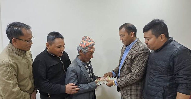 फुर्दिकु शेर्पाको स्वास्थ्यमा क्रमिक सुधार, सङ्कलन भएको १ लाख बढी रकम परिवारलाई हस्तान्त्रण