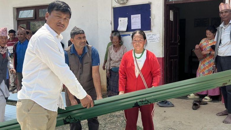धितुङका १४ विपन्न परिवारलाई घर छाउन वडाले दियो जस्ता