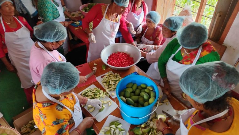 अचार बनाउन सिक्दै डुम्रेधारापानीका महिला