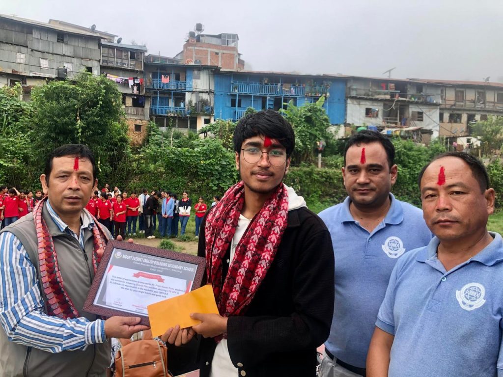 कक्षा १२ मा जिल्ला प्रथम हुने विद्यार्थीलाई माउन्ट एभरेस्टले गर्यो सम्मान