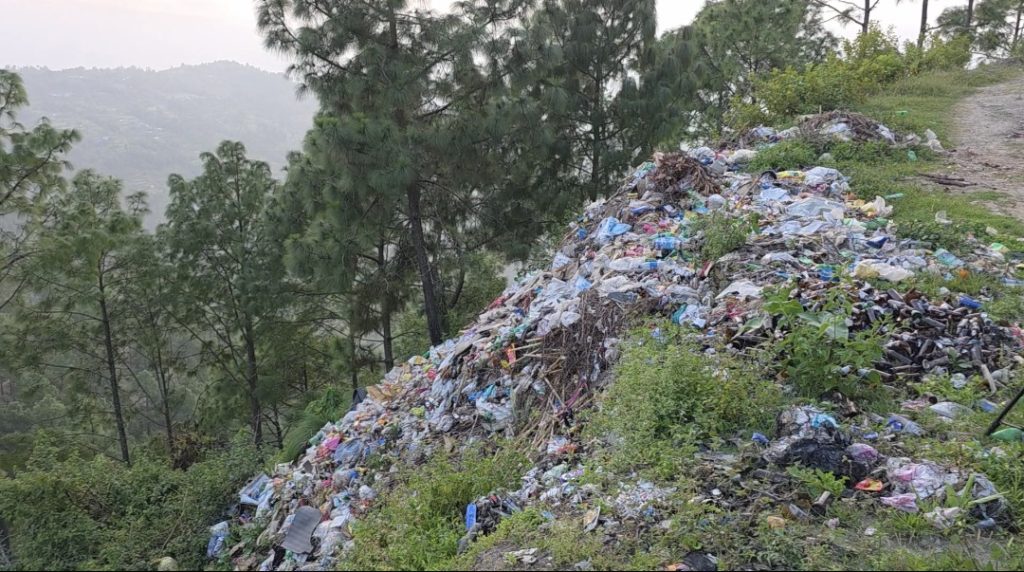 बजारको फोहोर अव्यवस्थित फाल्दा खानेपानीको मुहानमा असर