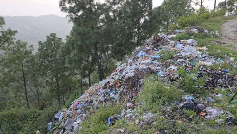 बजारको फोहोर अव्यवस्थित फाल्दा खानेपानीको मुहानमा असर