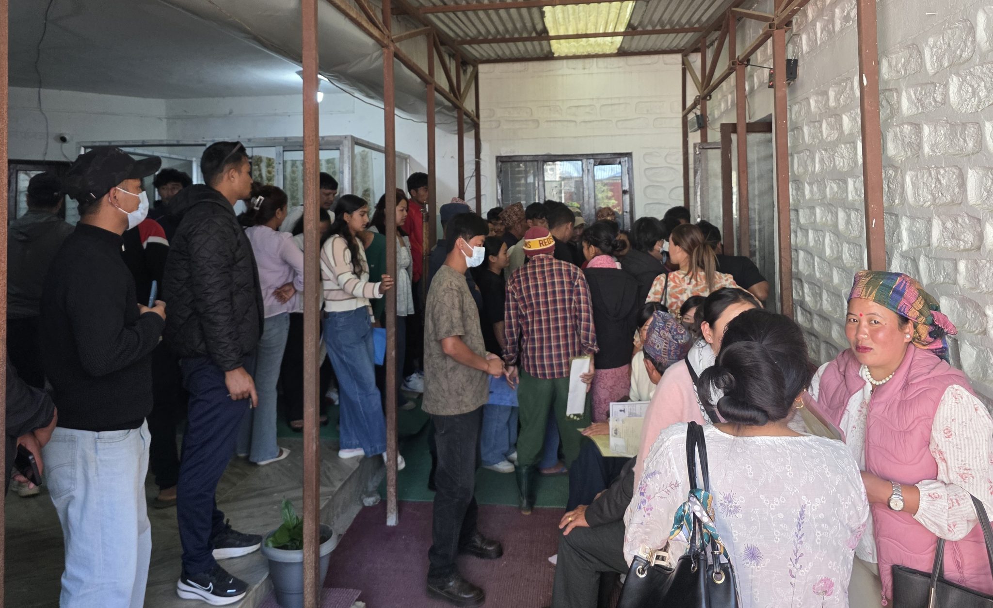 दँसै बिदा सकिएपछि जिल्ला प्रशासन खोटाङमा सेवाग्राहीको भीड